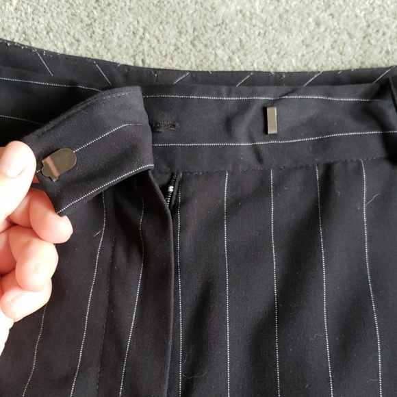EUC Larry Levine Sz 12 black pinstripe Capri pants - Picture 6 of 7